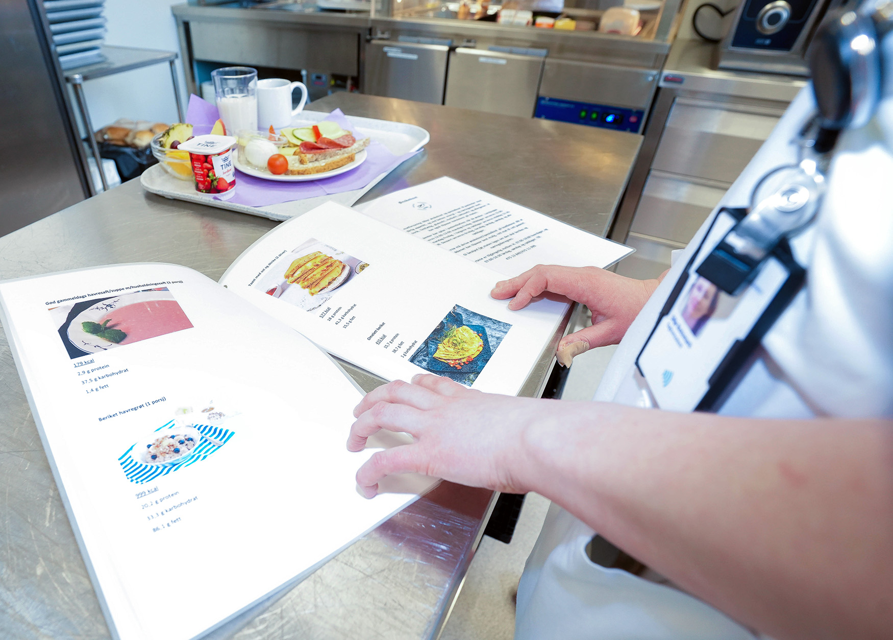 En person som holder et papir