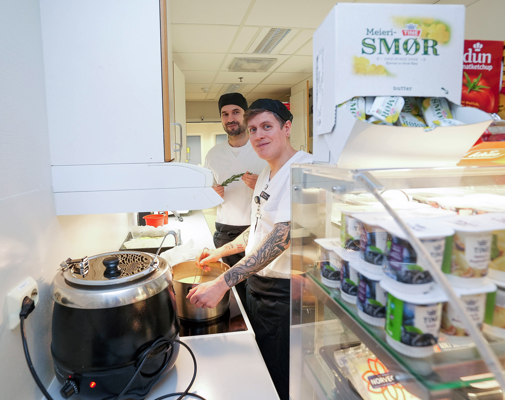 Et par menn står på kjøkkenet