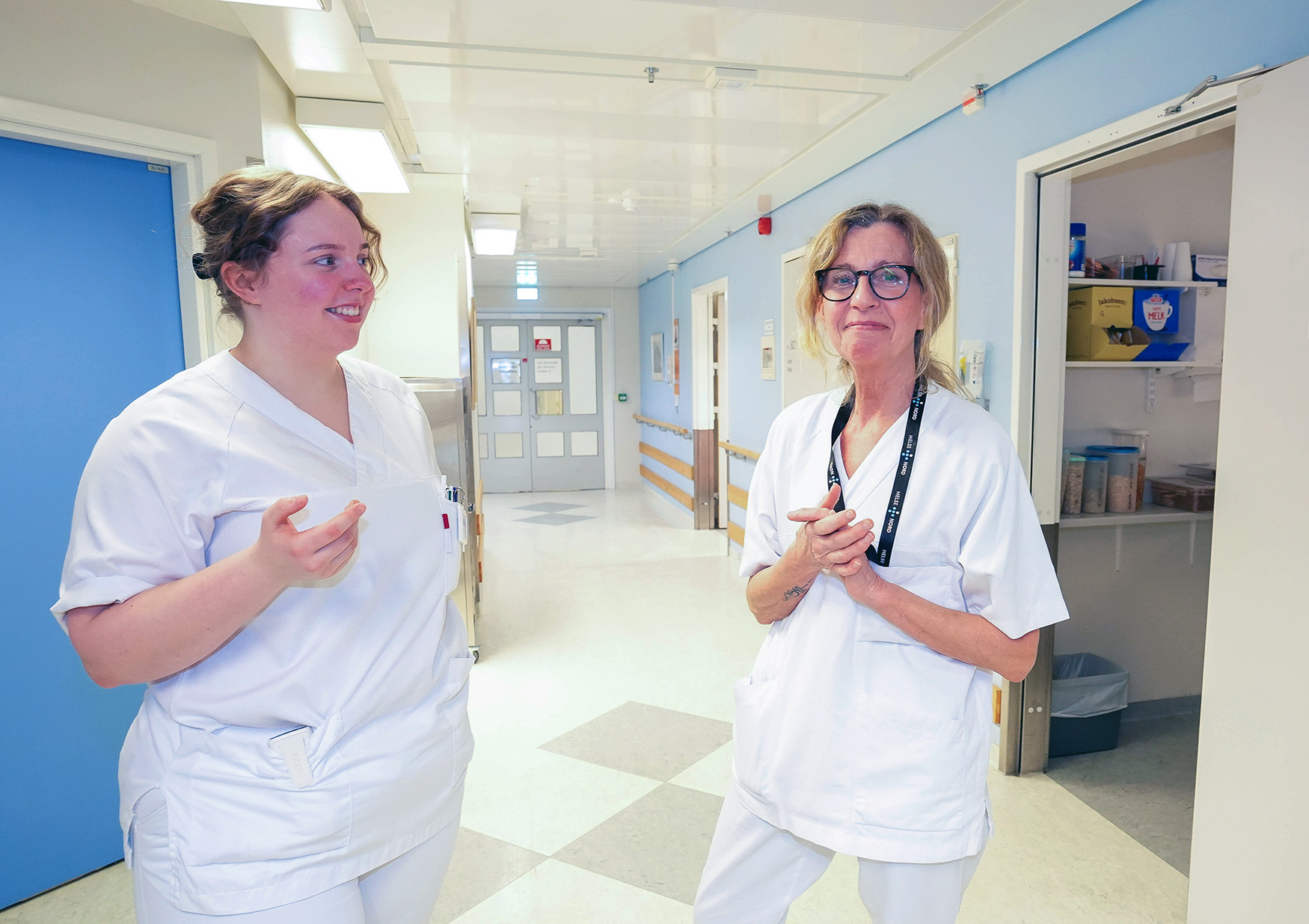 Et par kvinner i hvite laboratoriefrakker