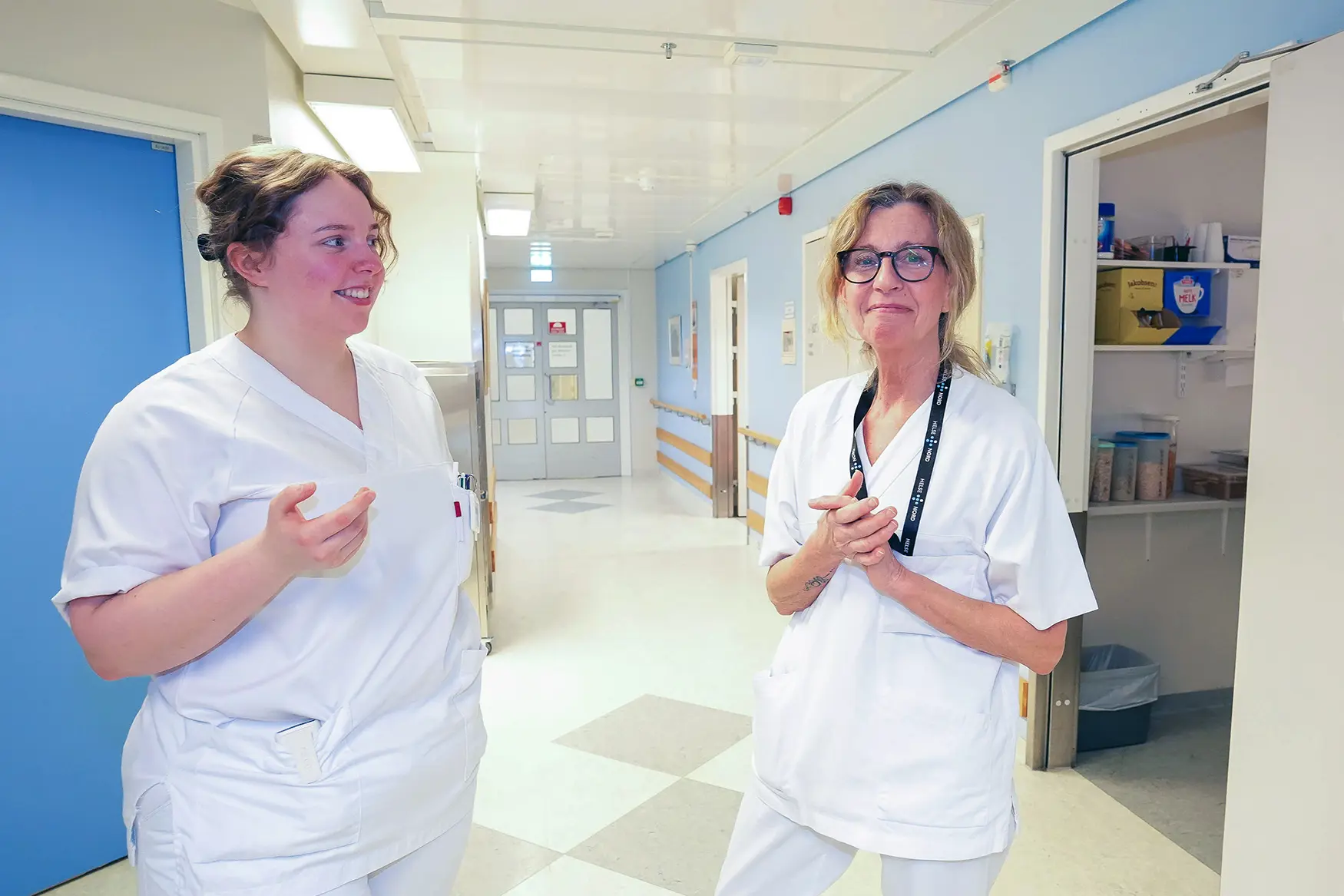 Et par kvinner i hvite laboratoriefrakker