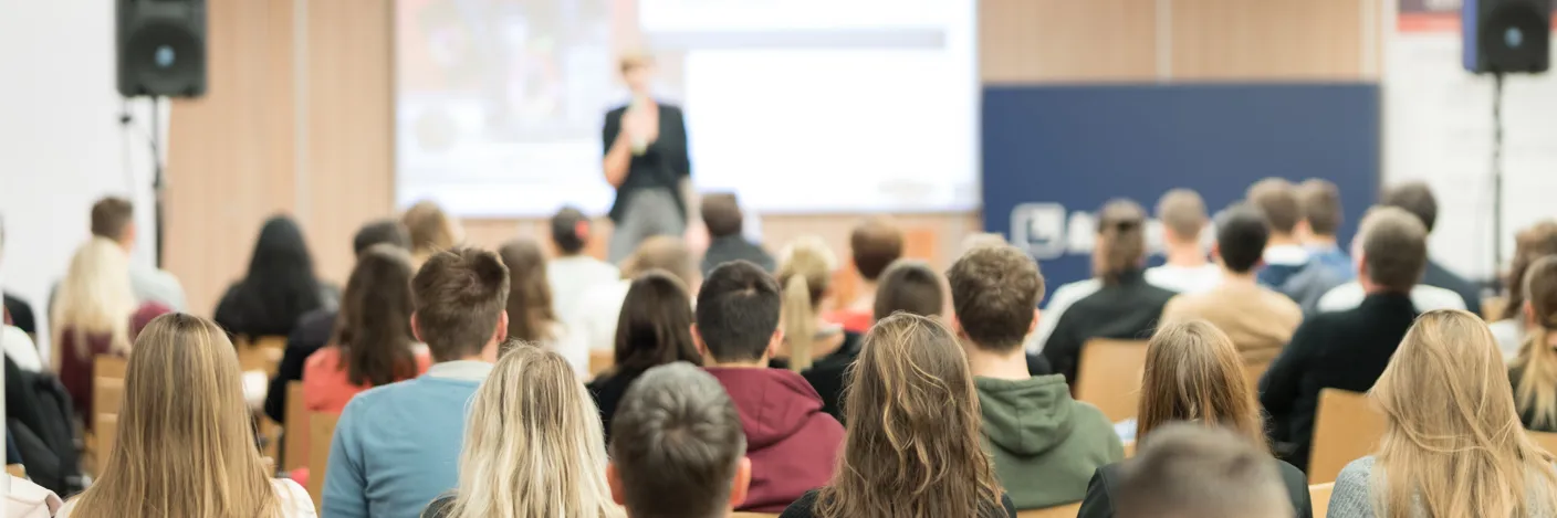 En person som holder en presentasjon for en gruppe mennesker