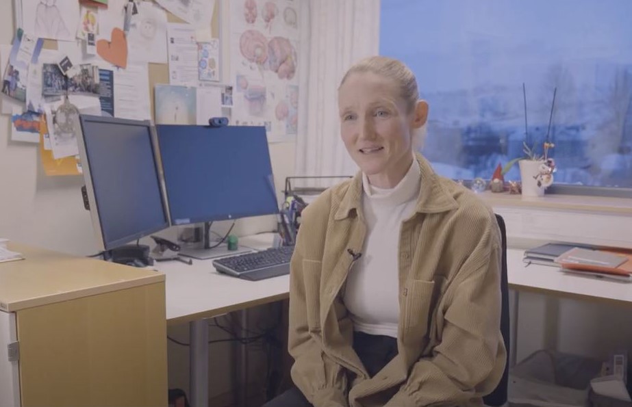 En person som står foran en datamaskin