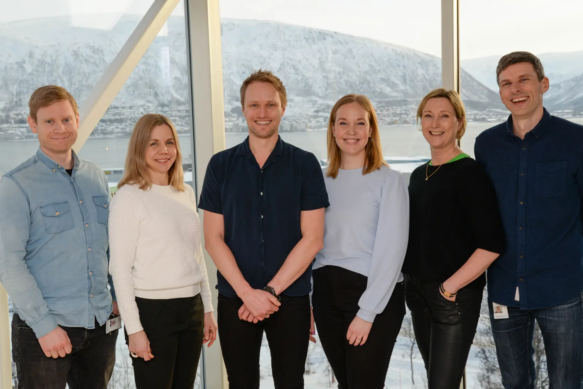 En gruppe mennesker som poserer for et bilde
