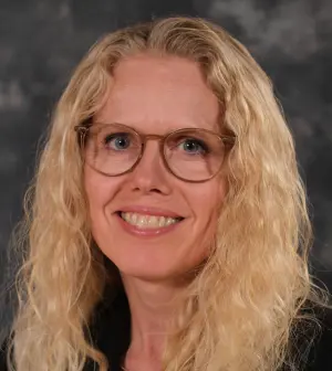 En kvinne med langt hår