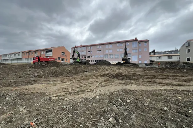 Gravemaskiner på tomt
