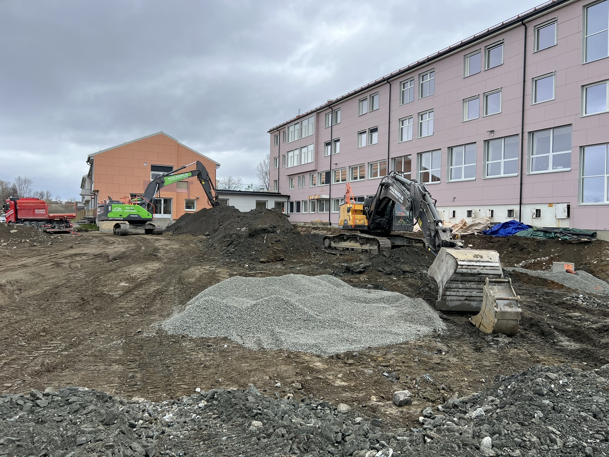 gravemaskiner på tomt