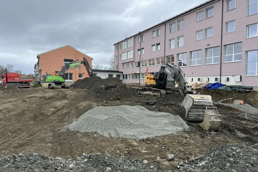 gravemaskiner på tomt
