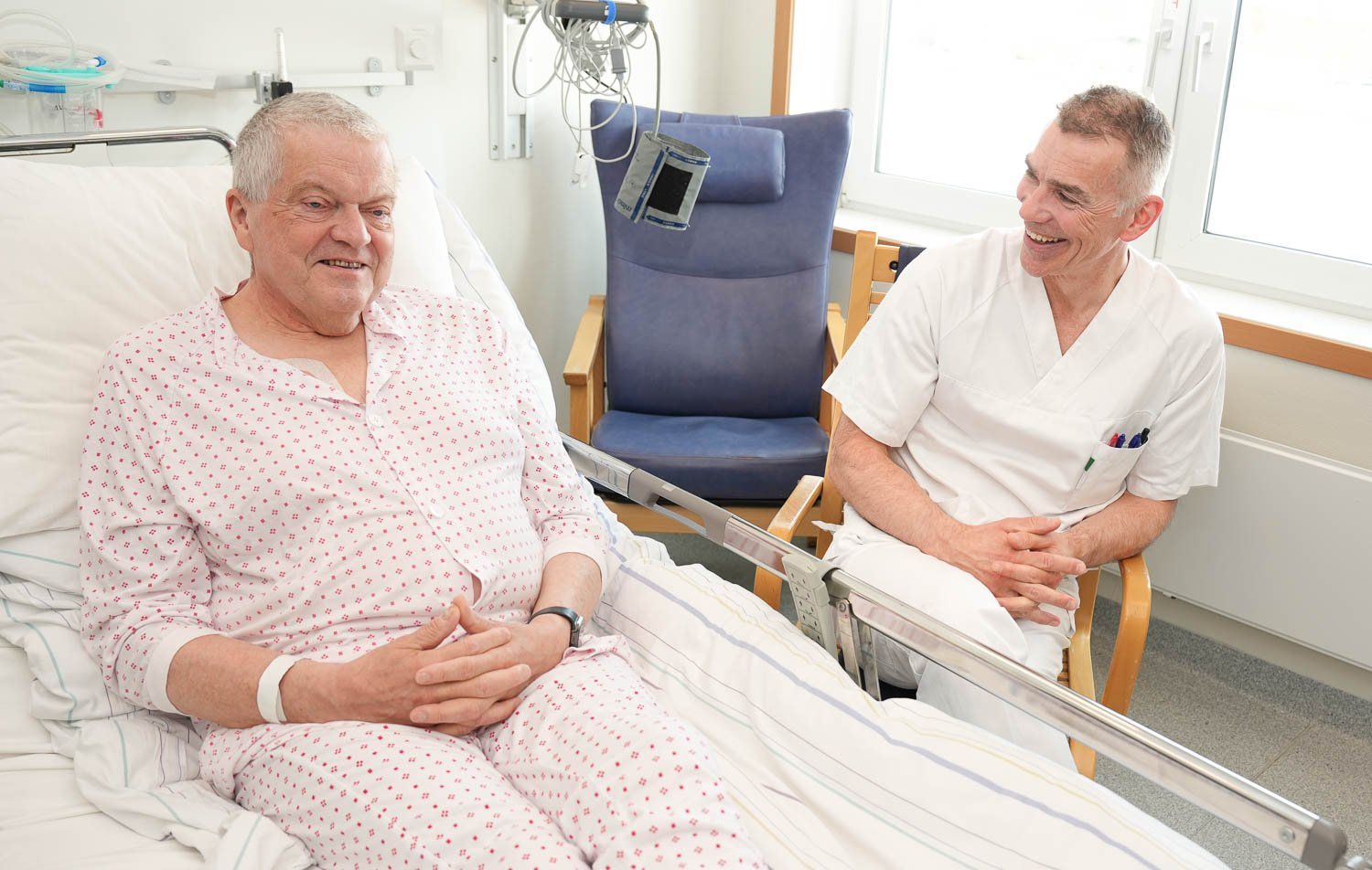 En mann og en kvinne i en sykehusseng