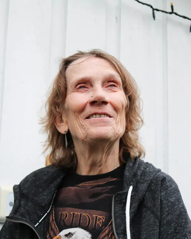 Døvblind kvinne som ser opp mot himmelen