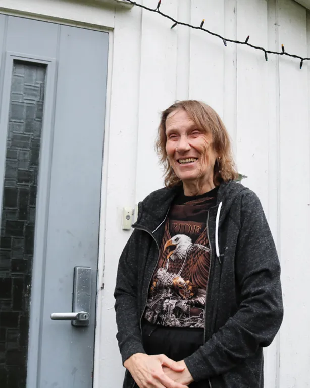 Døvblind poserer utenfor sitt eget hus