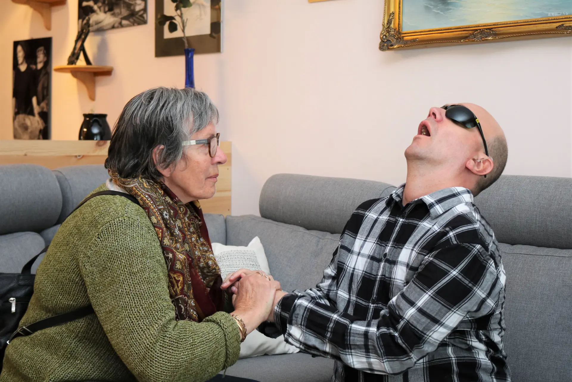 En mann og kvinne som sitter på en sofa