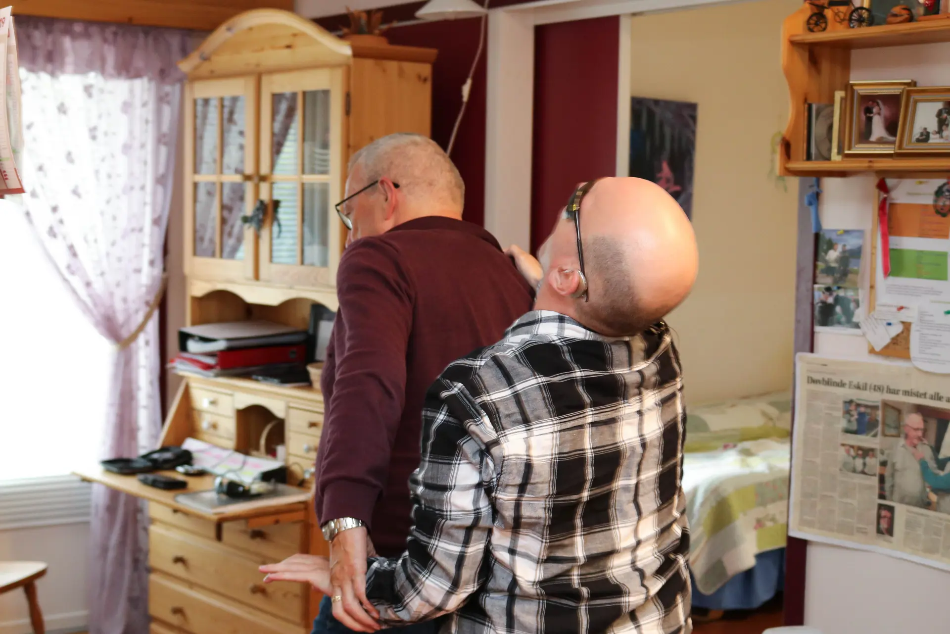 To menn inne i hverdagsrom