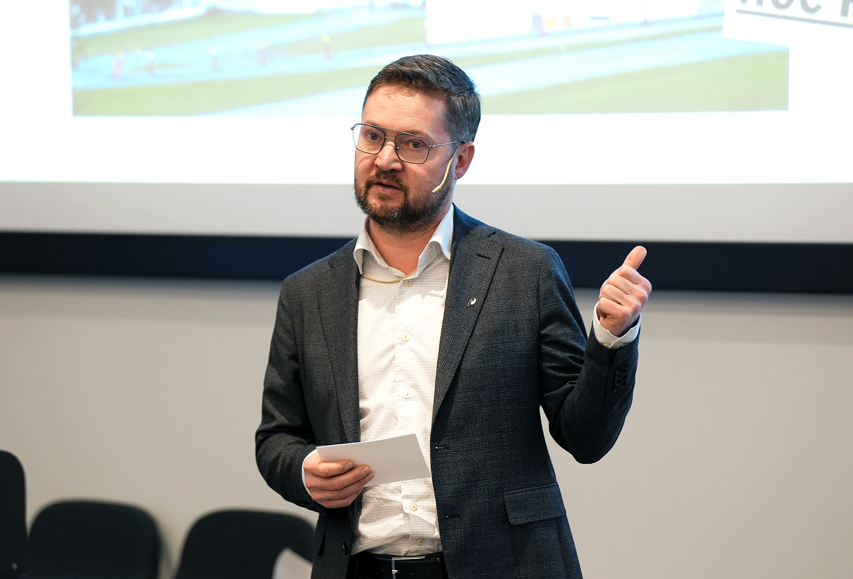 En mann med briller og dress