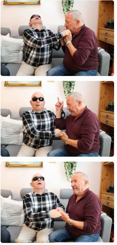 To menn som sitter i en sofa