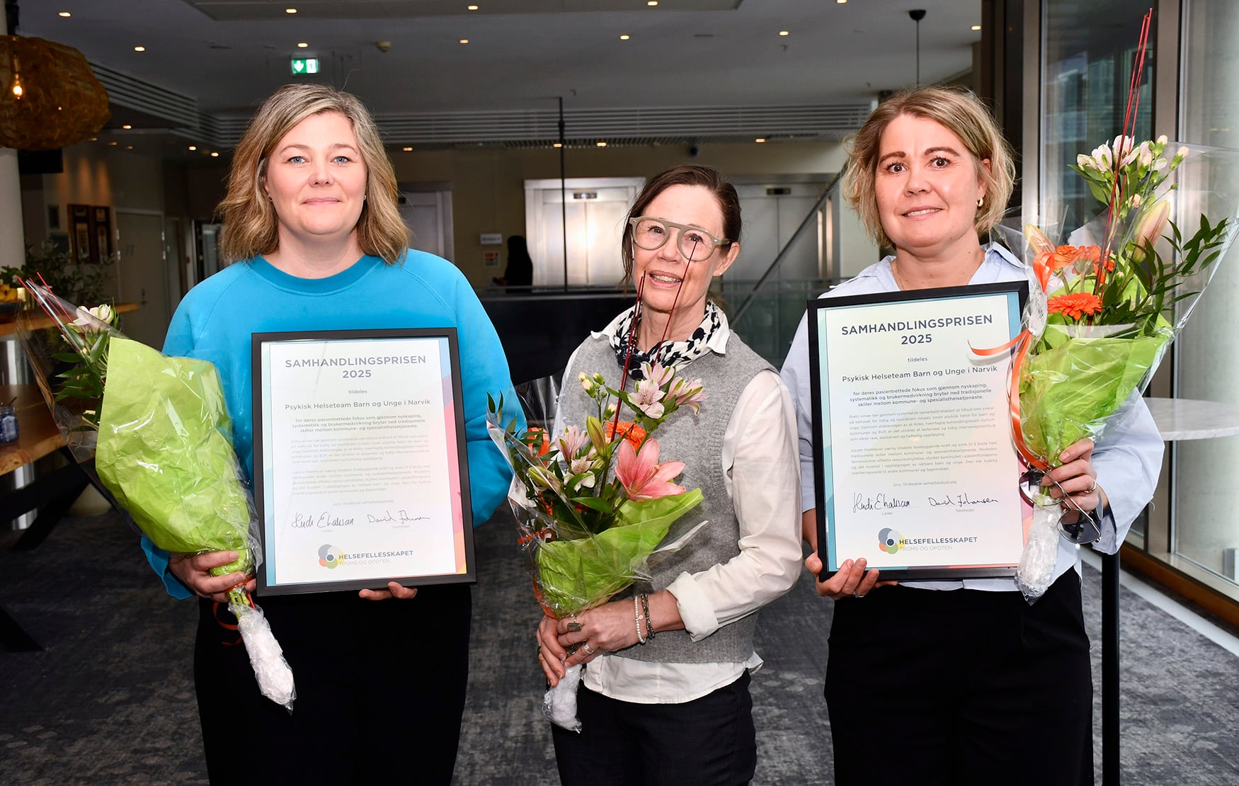 En gruppe kvinner som holder blomster