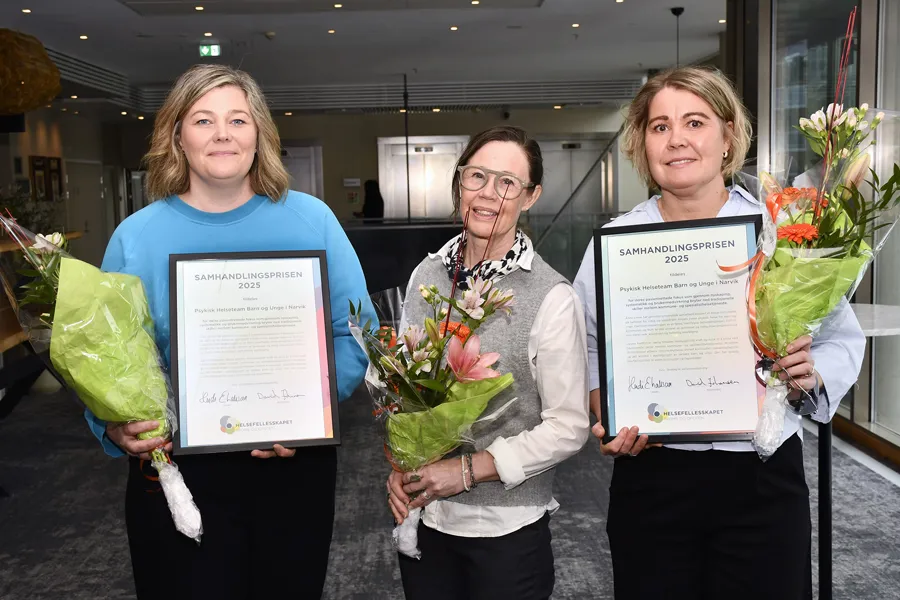En gruppe kvinner som holder blomster