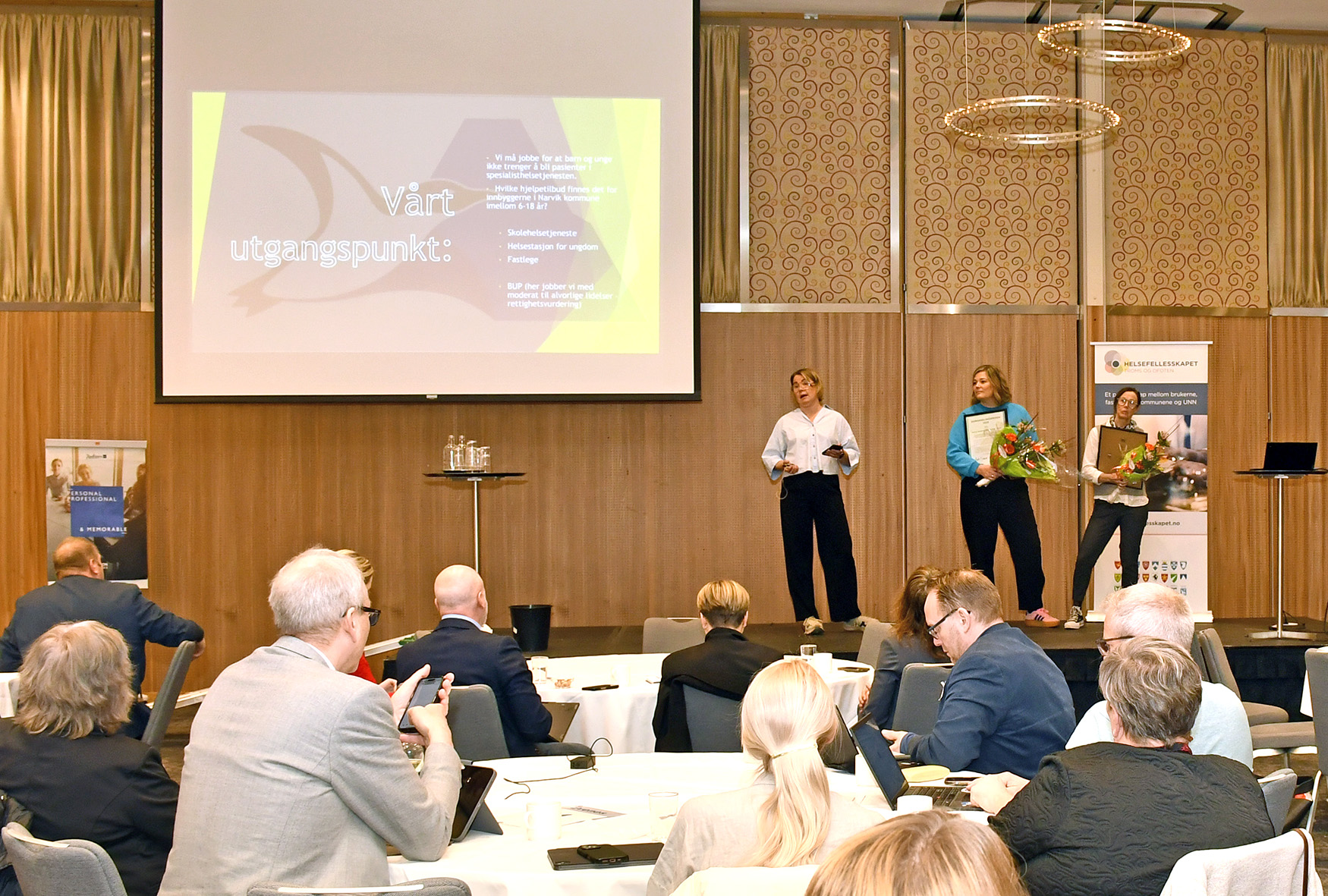 En gruppe mennesker i et møte