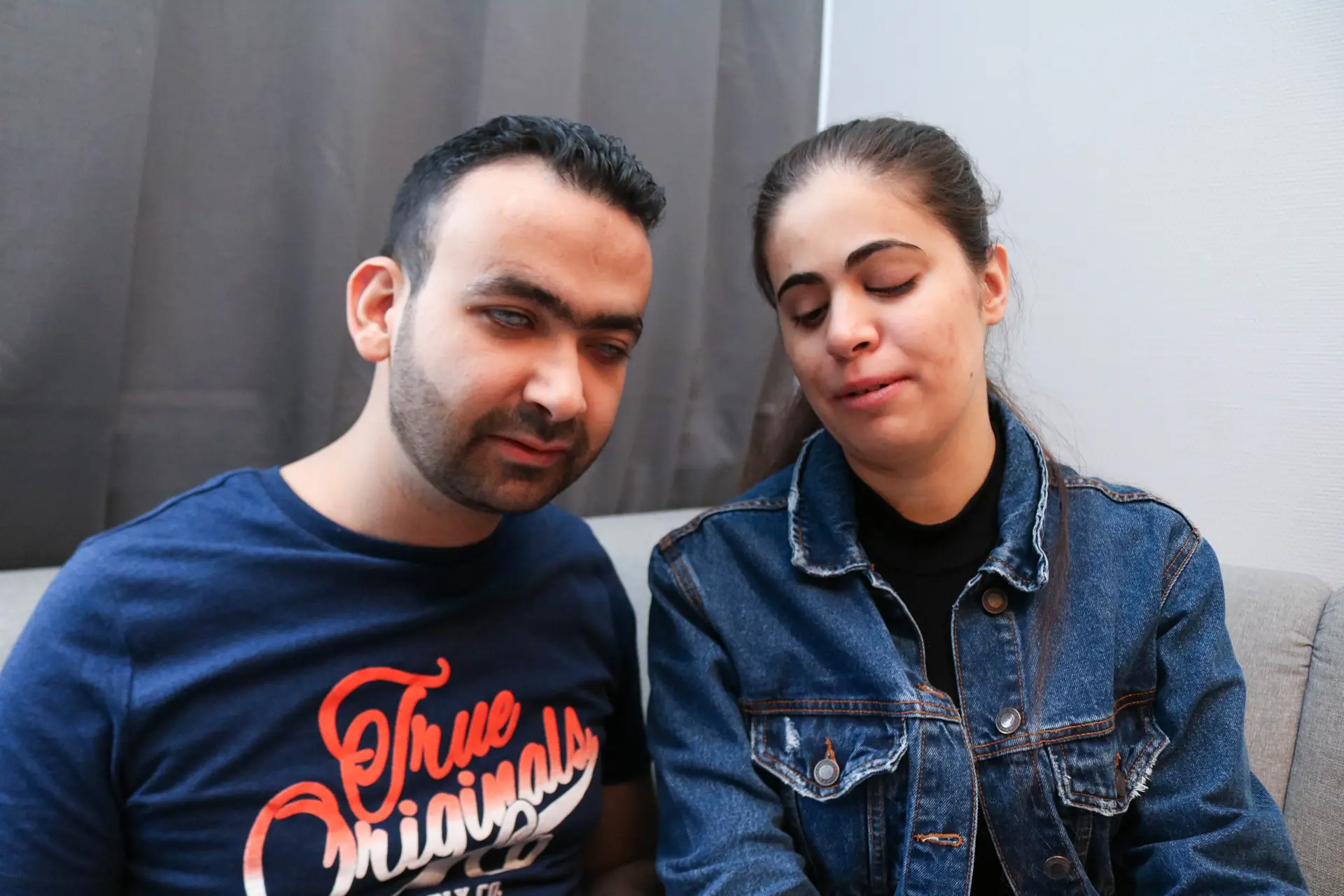 Dame og mann som sitter sammen