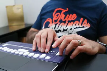 En person som skriver på et tastatur