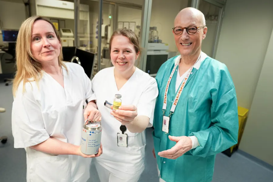 En gruppe mennesker som poserer for et bilde