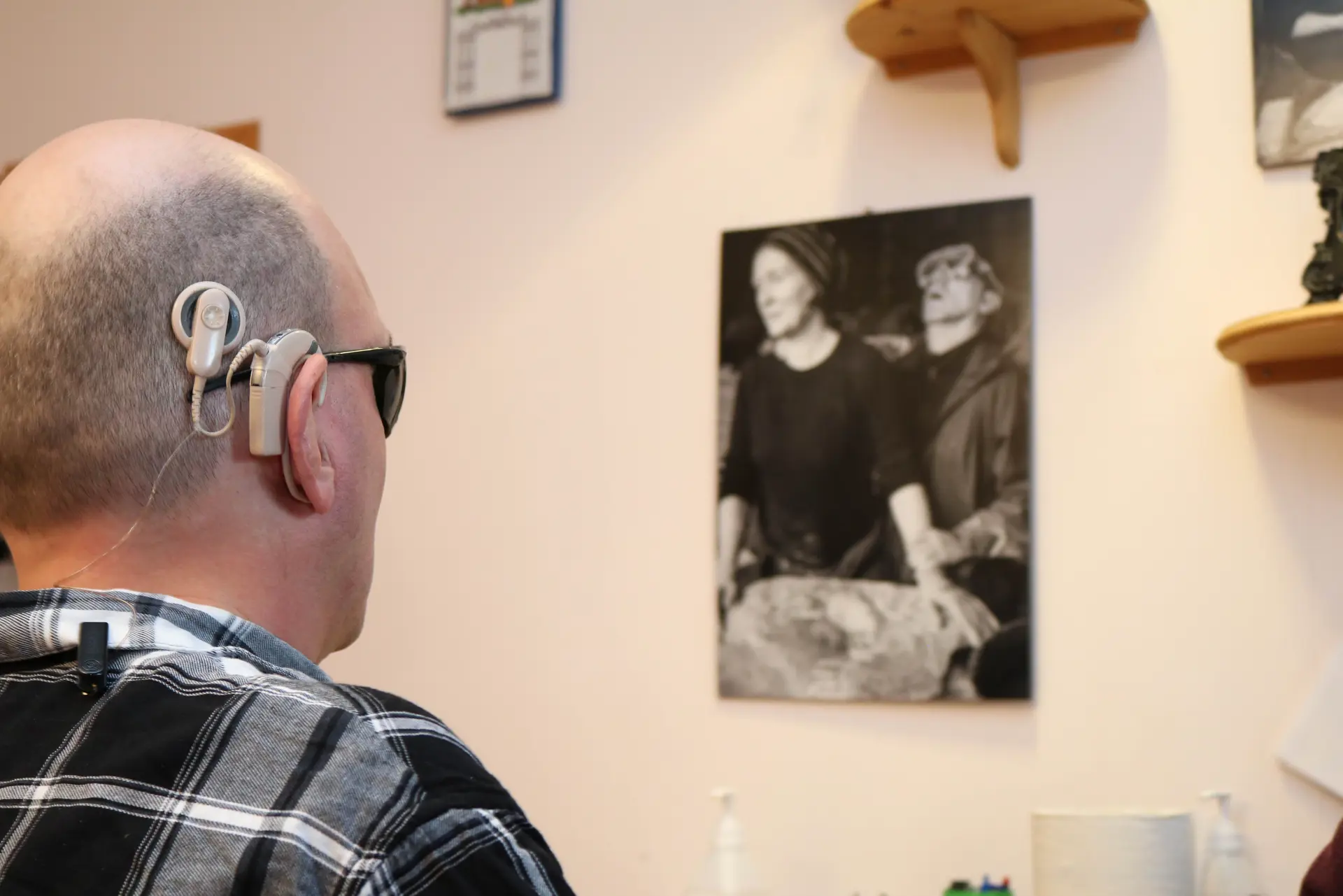 En mann som ser på en vegg