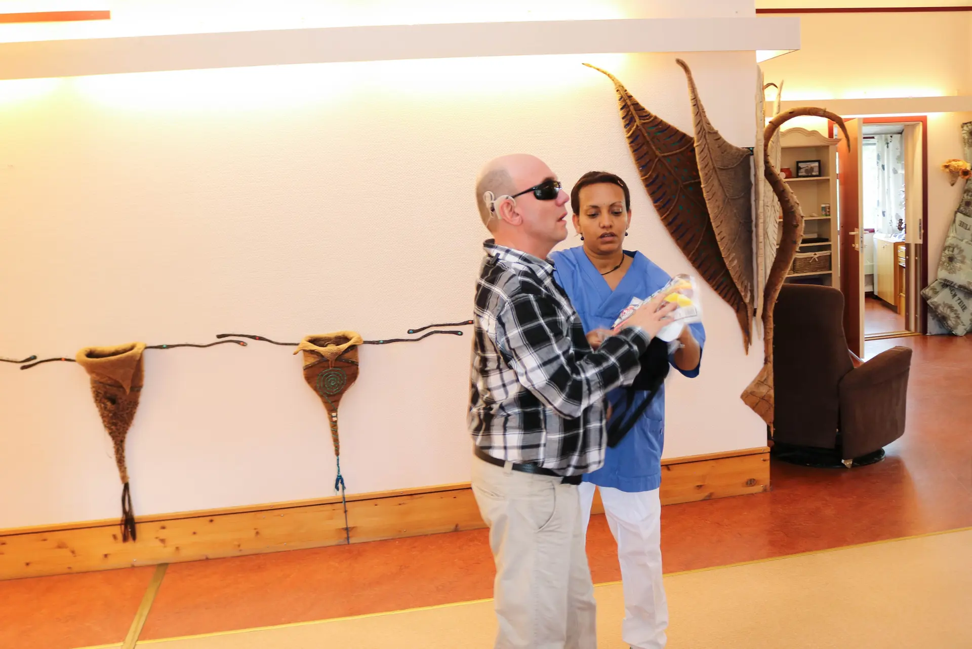 En mann og en kvinnelig ansatt