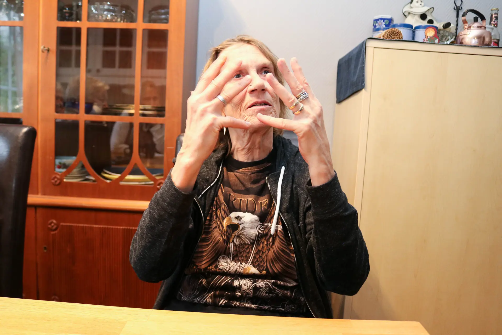 Kvinne som gestikulerer