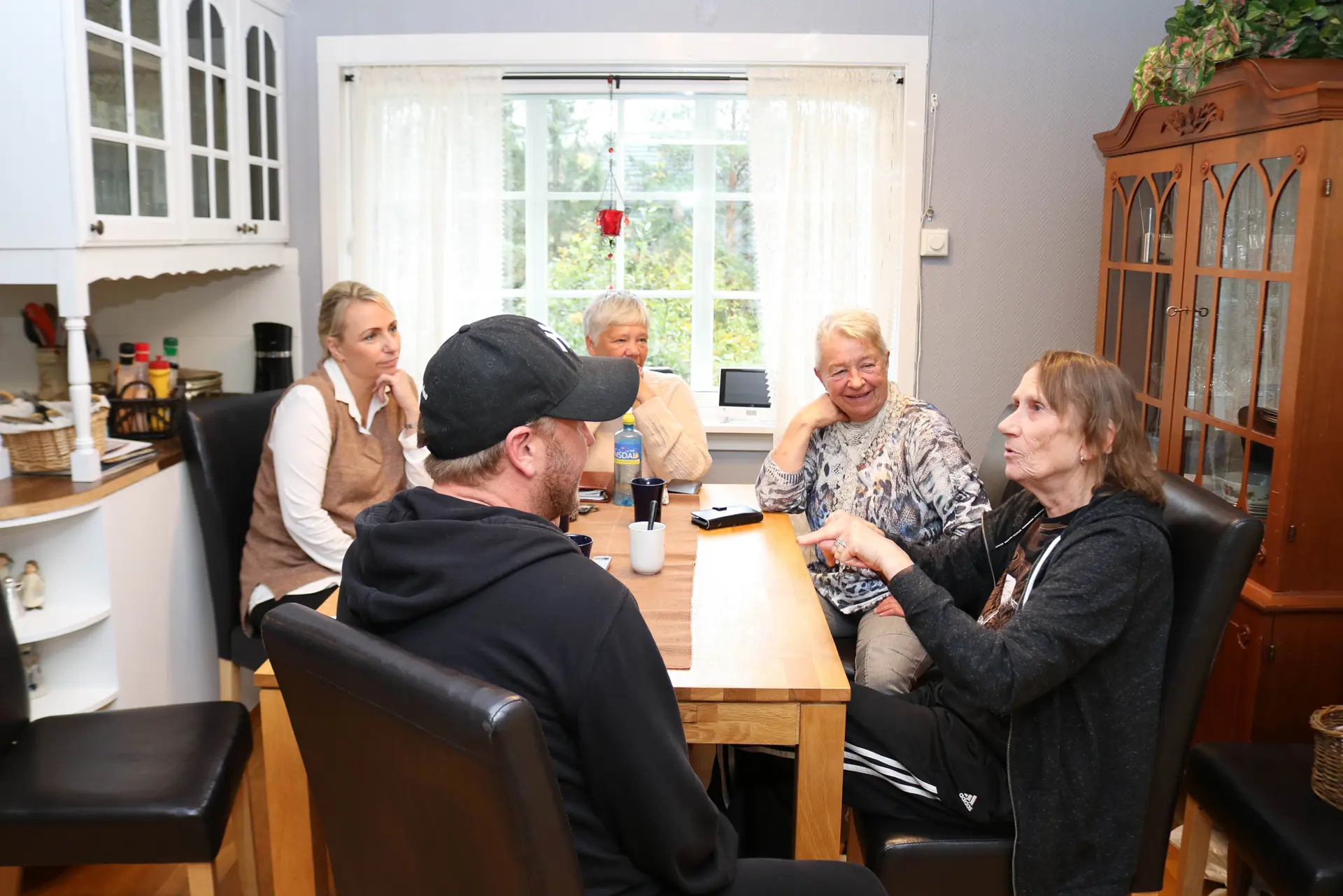 En gruppe mennesker som sitter rundt et bord