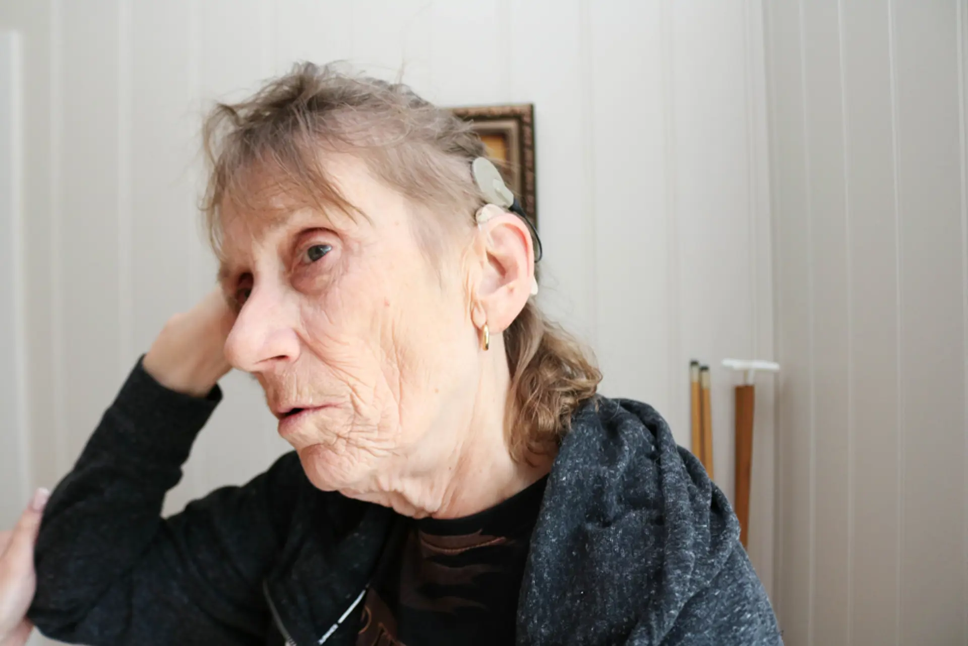 En kvinne som støtter seg mot hodet