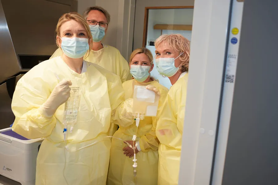En gruppe mennesker med masker