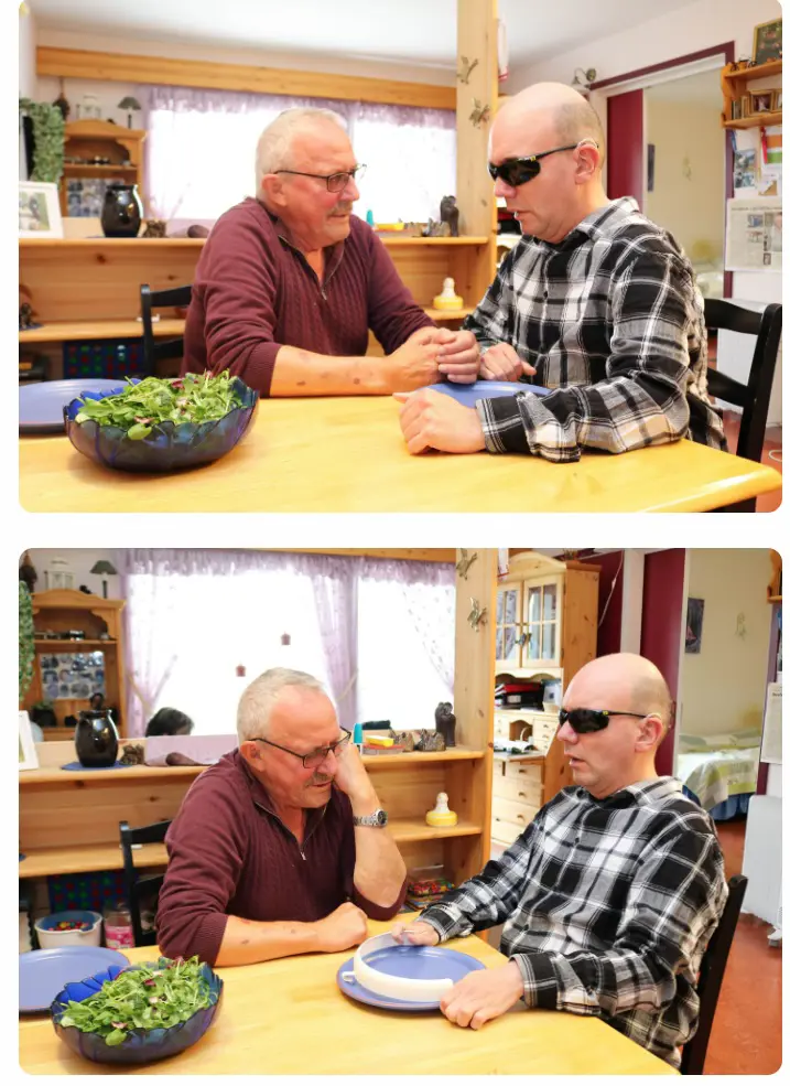 To menn som sitter ved et bord