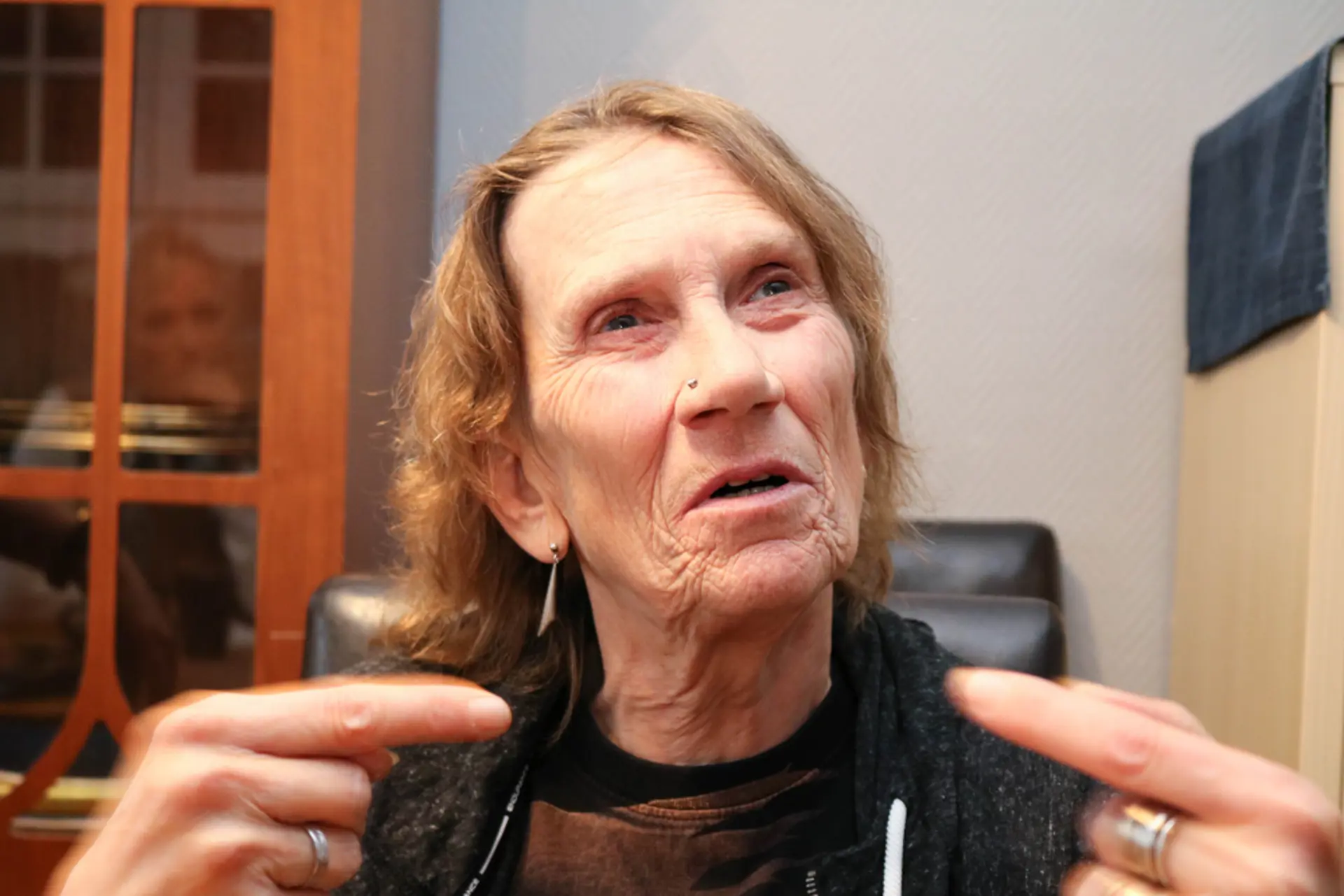 Kvinne som peker med langfingrene mot hverandre