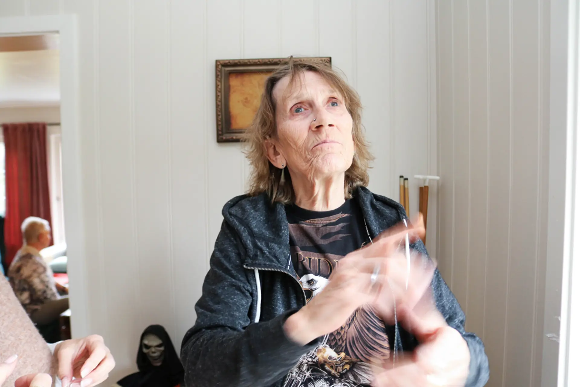 En kvinne som gestikulerer