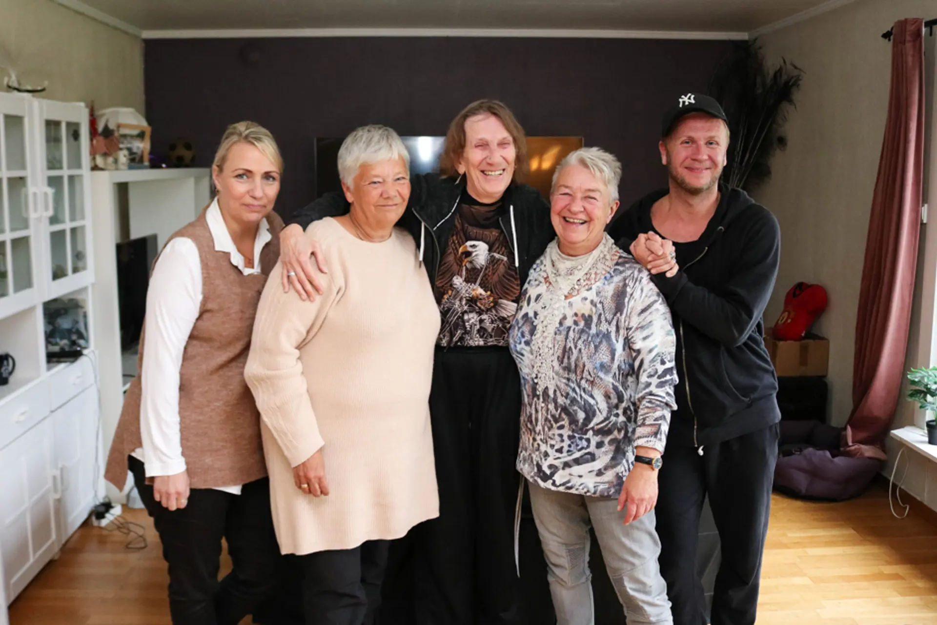 Fem personer mennesker som poserer for fotografen