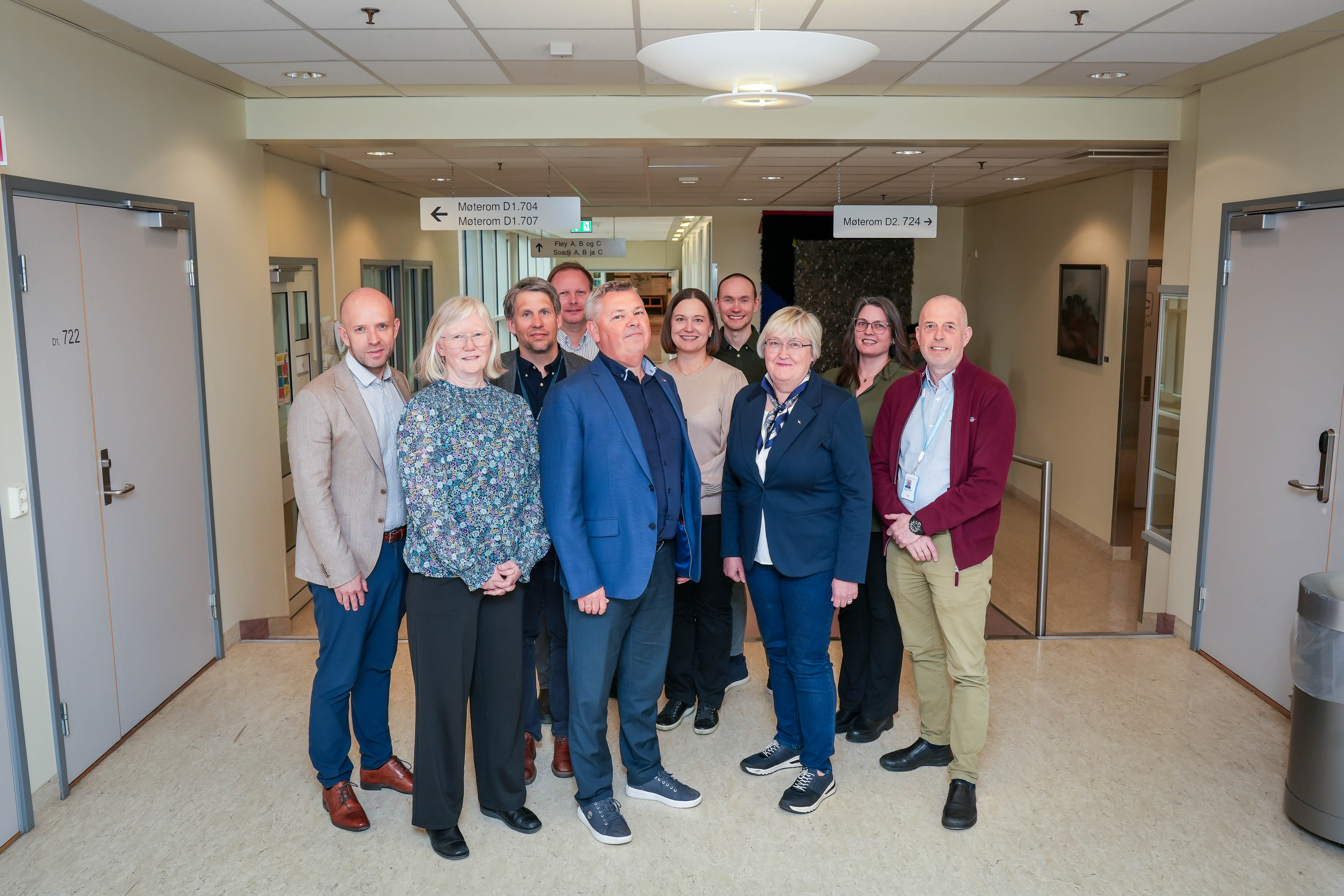 En gruppe mennesker som poserer for et bilde