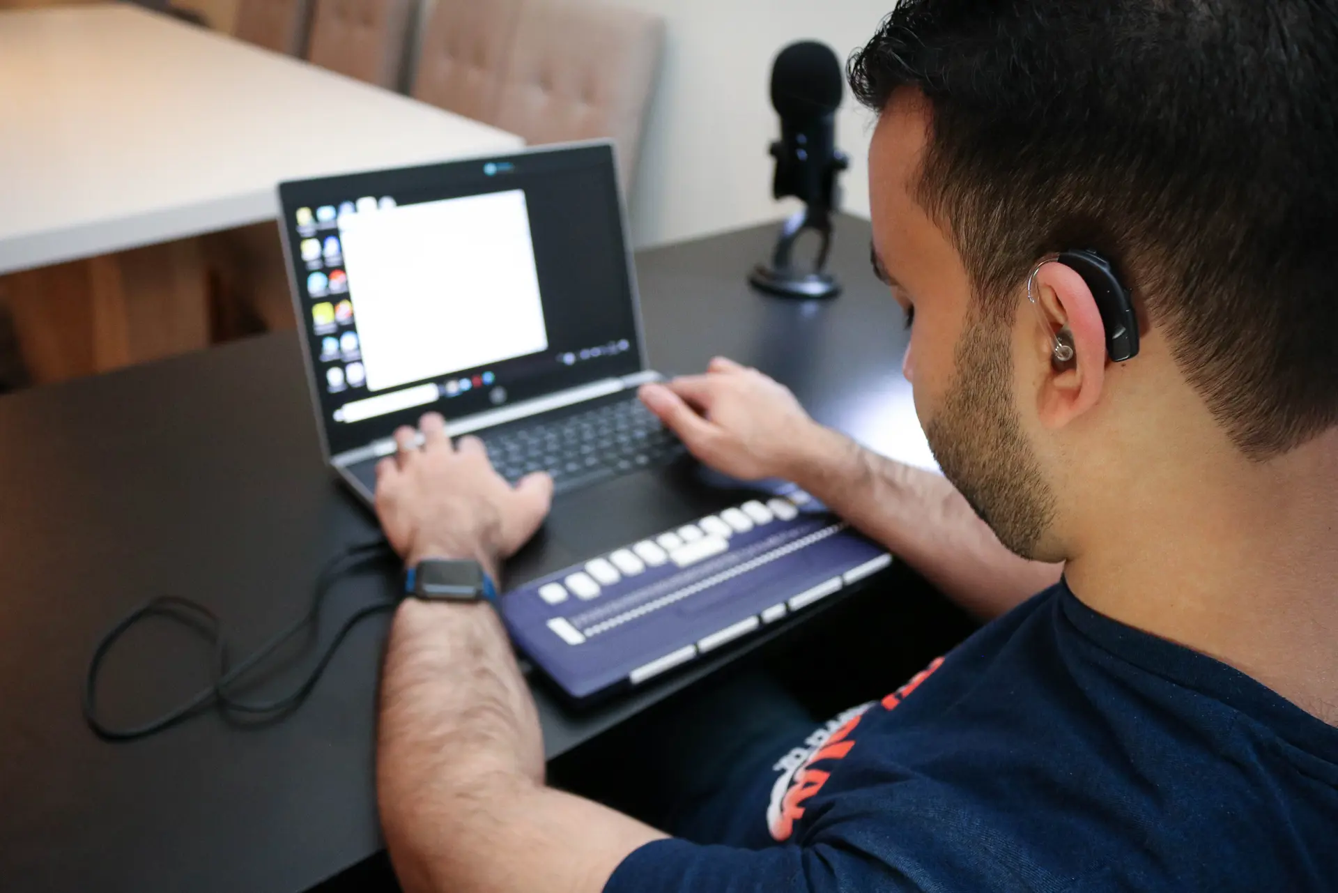 En mann som bruker en bærbar datamaskin