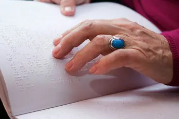 Lesing av programbladet med punktskrift