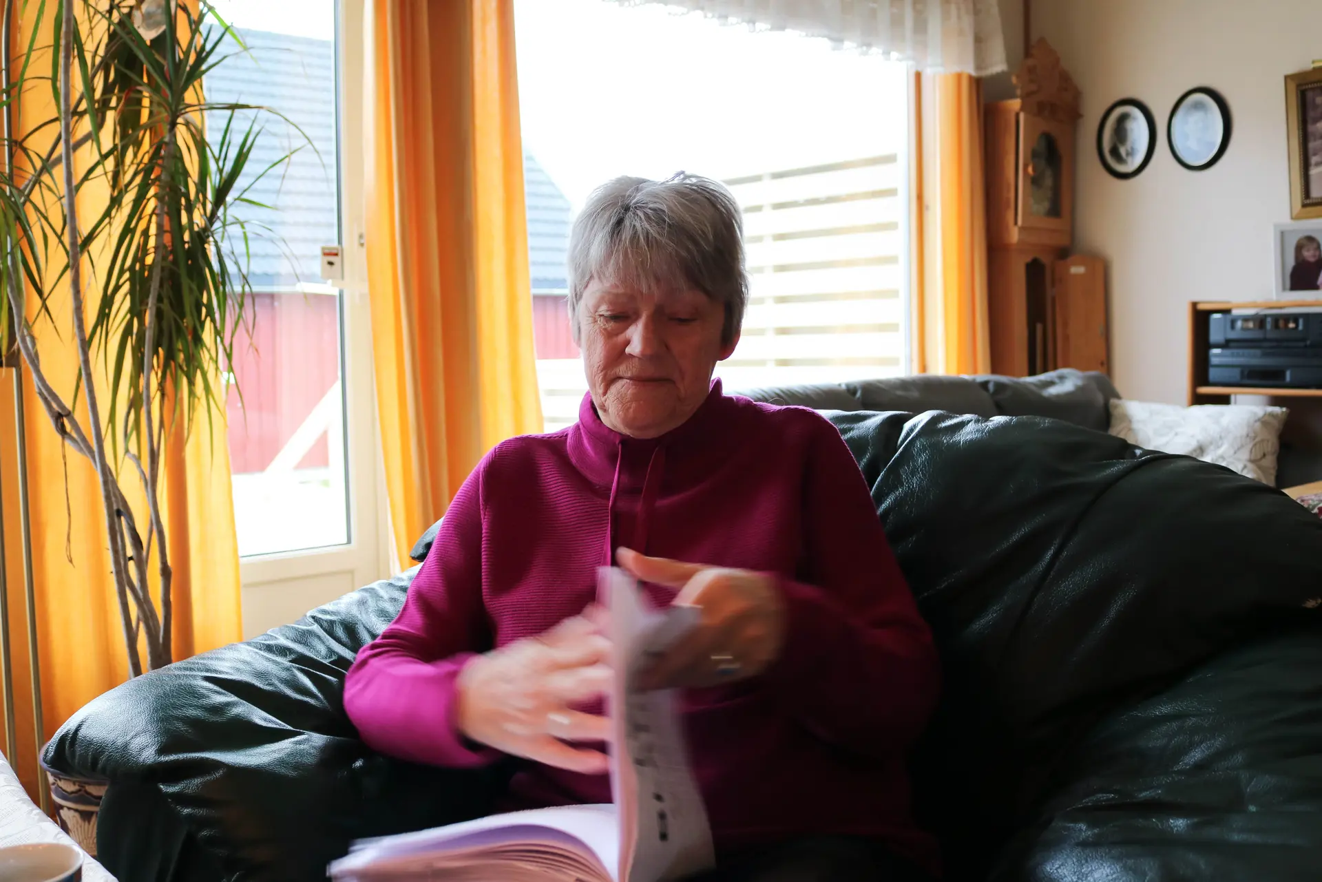 Kvinne som sitter på en sofa