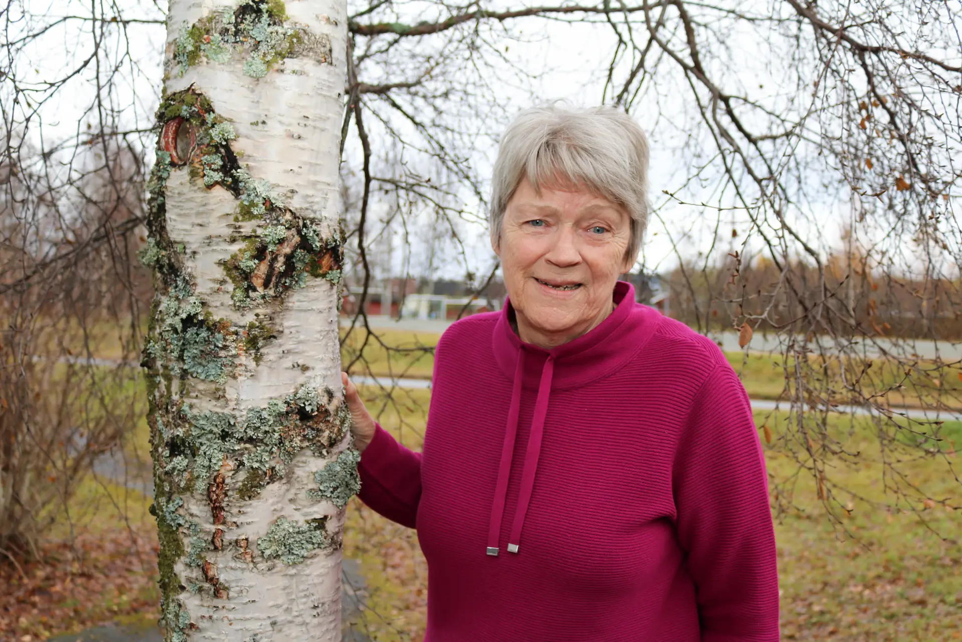 Kvinne som står ved siden av et tre