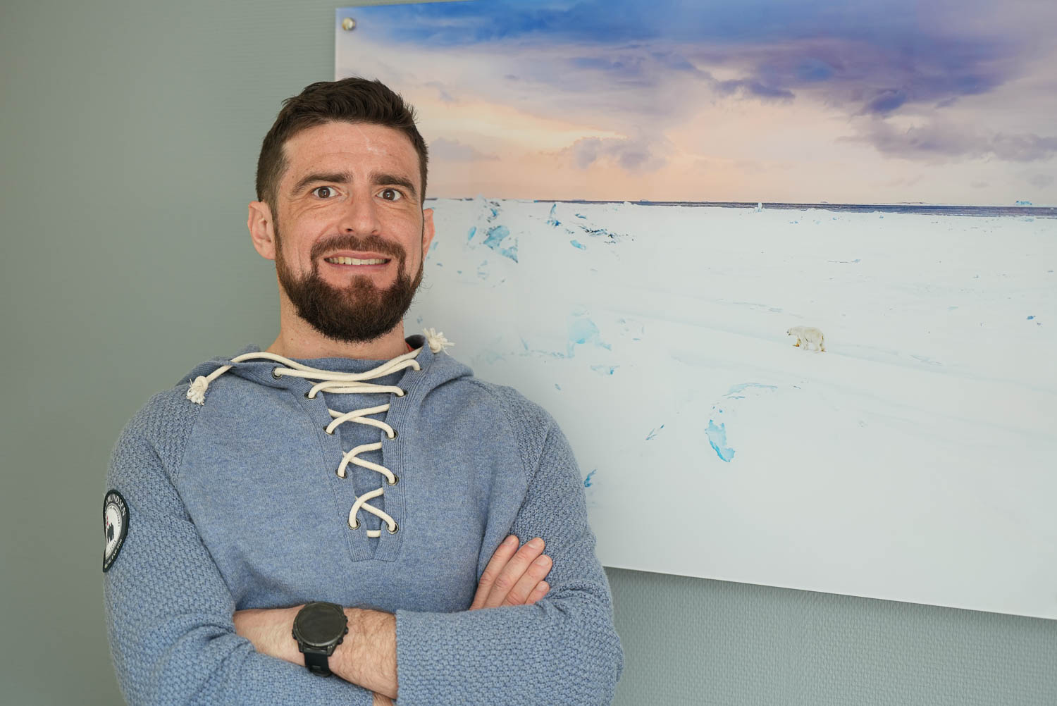 En mann med armene i kors