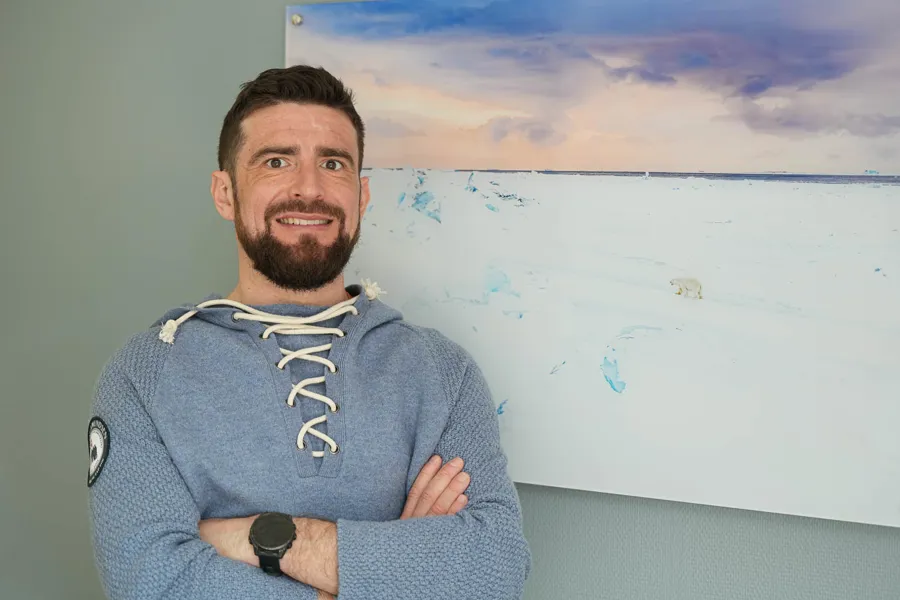 En mann med armene i kors