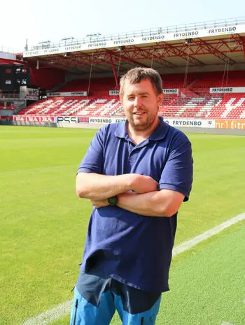 En mann som står på en fotballbane