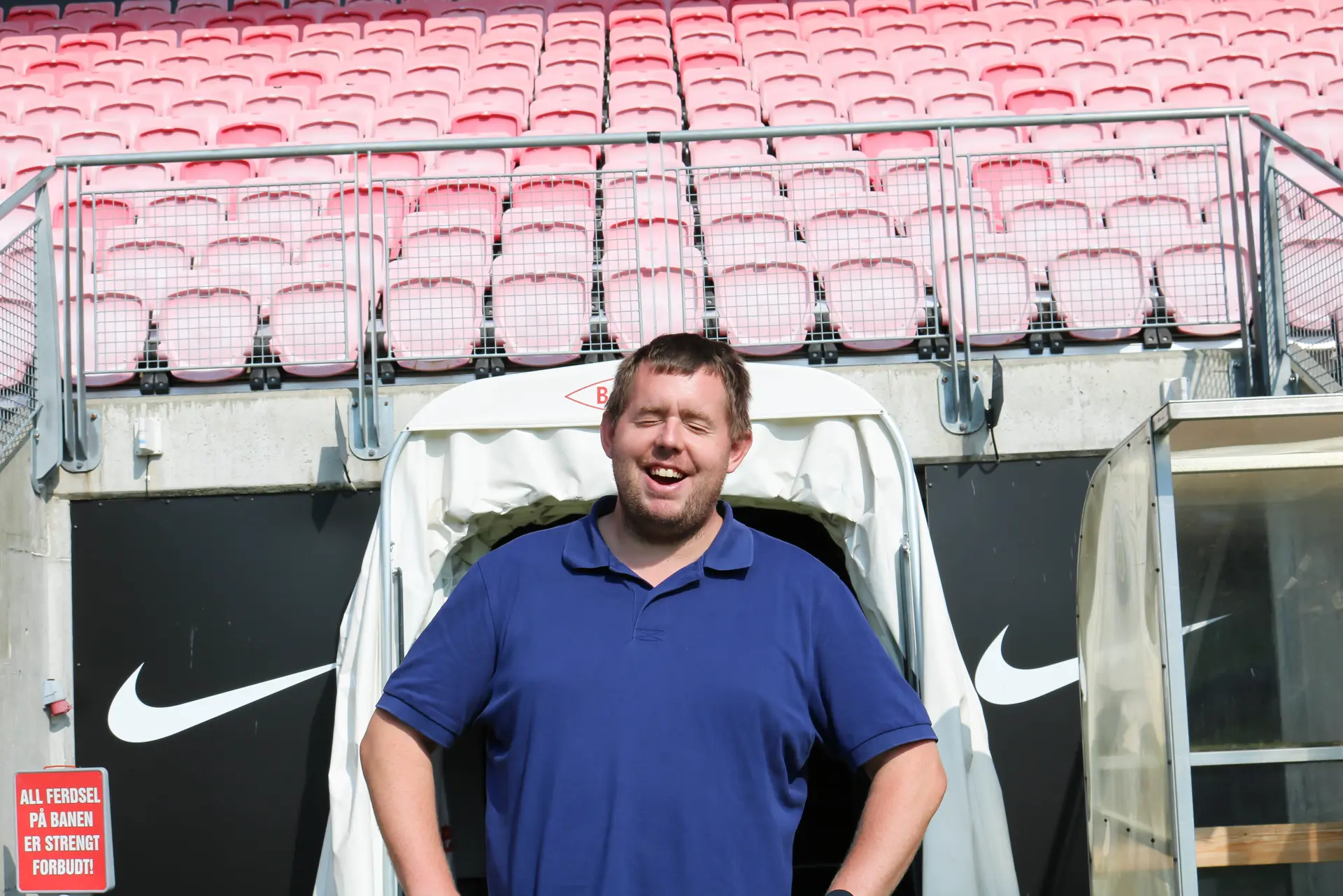 En mann som står foran en tribune