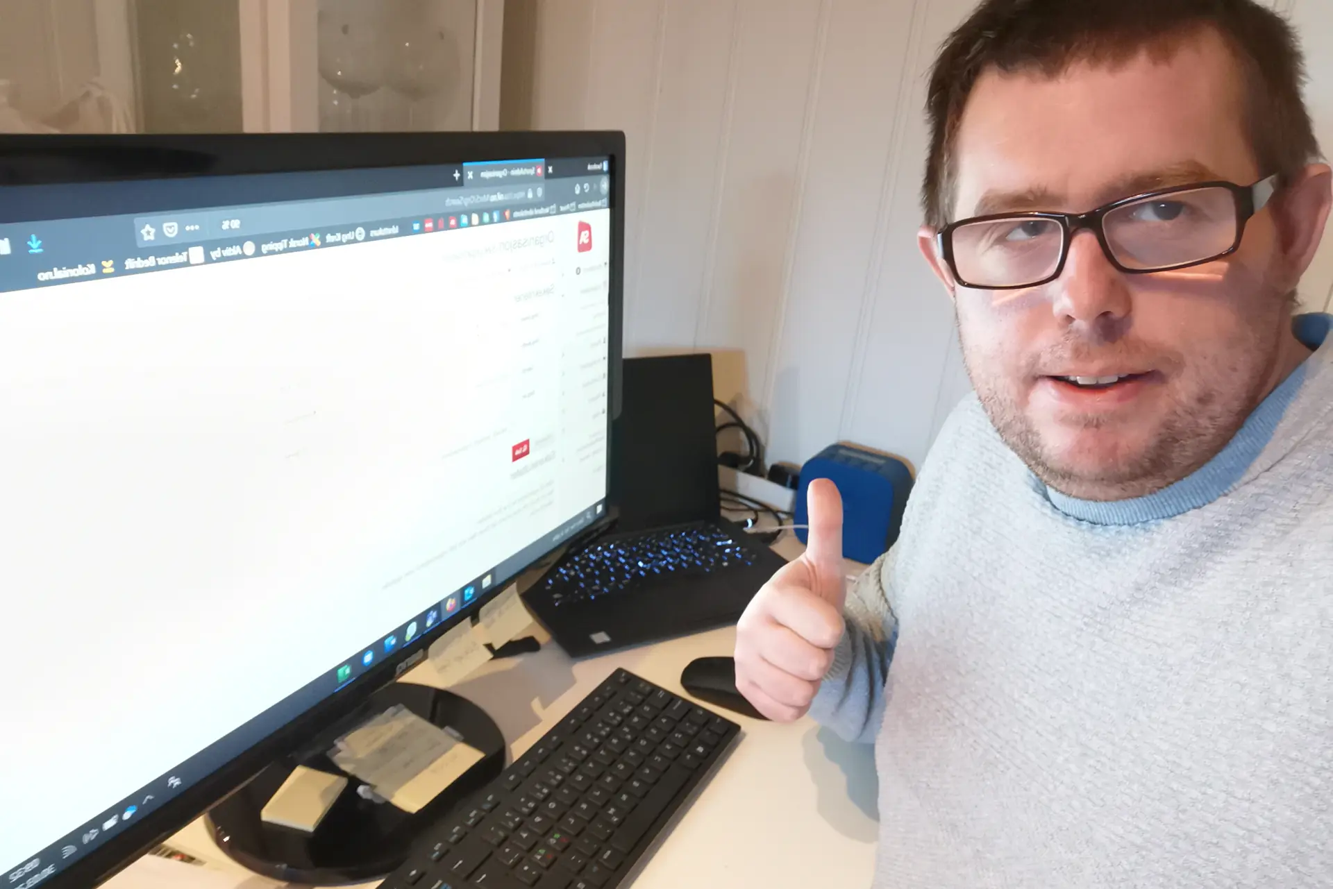 Mann som viser tommel opp