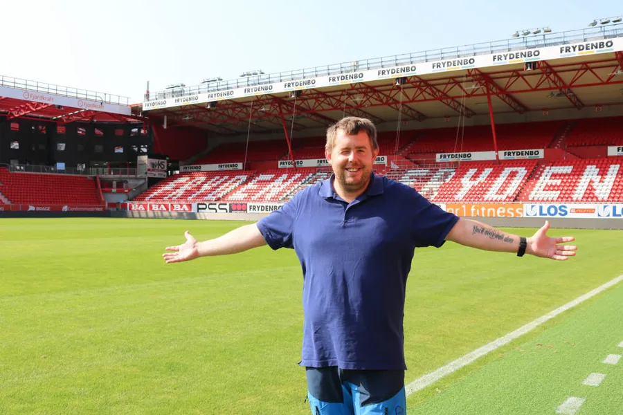 En mann som står på en fotballbane