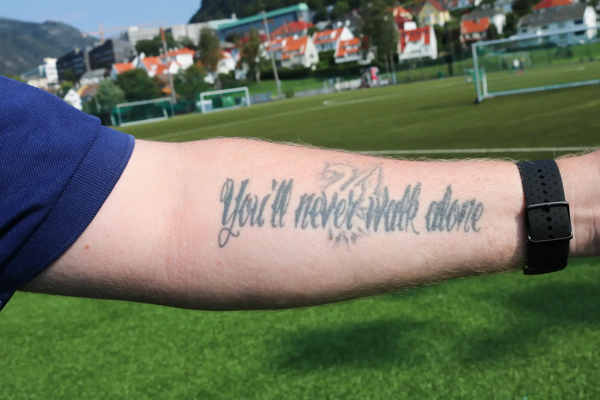 Arm tatovert med You never walk alone