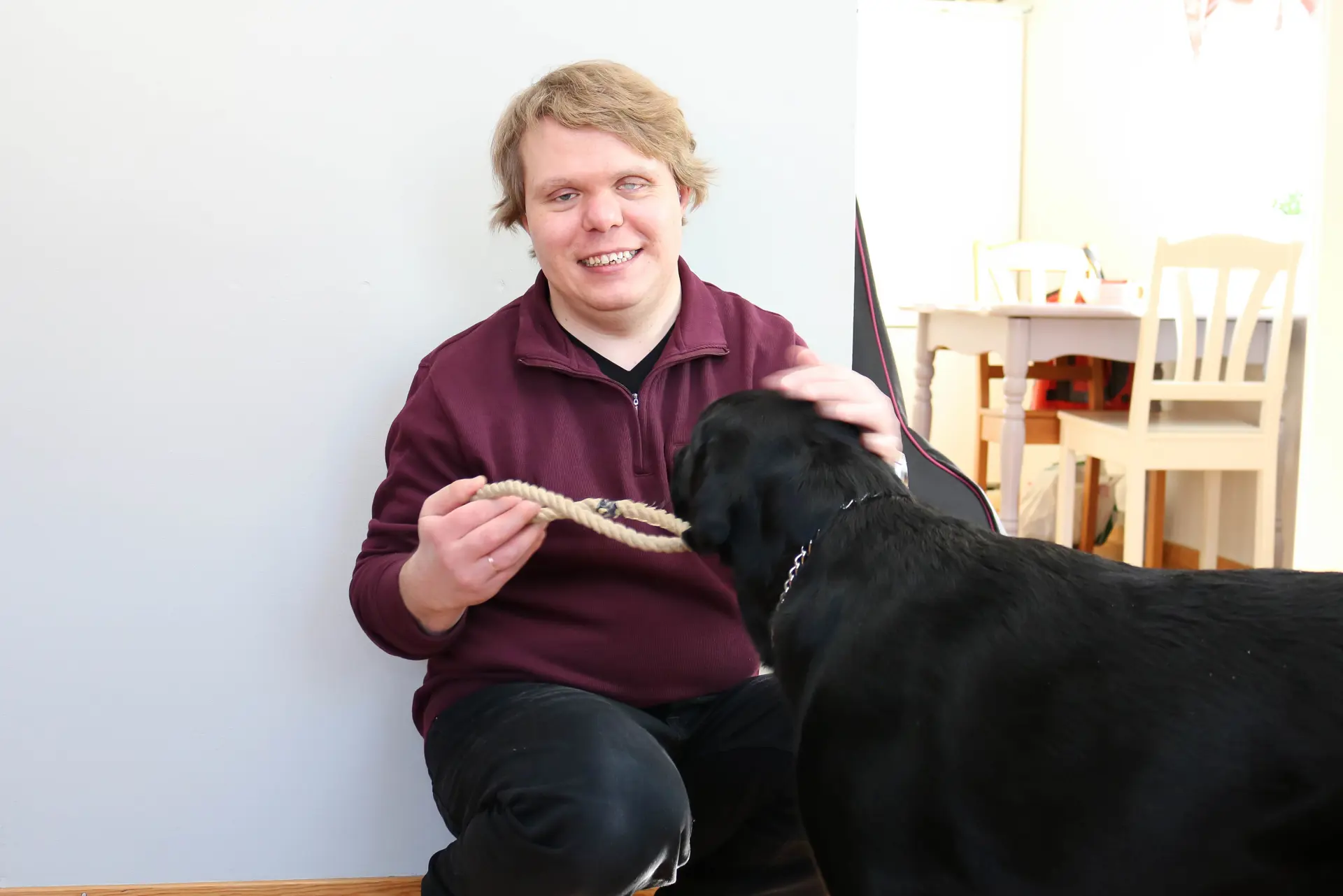 En person som holder en hund