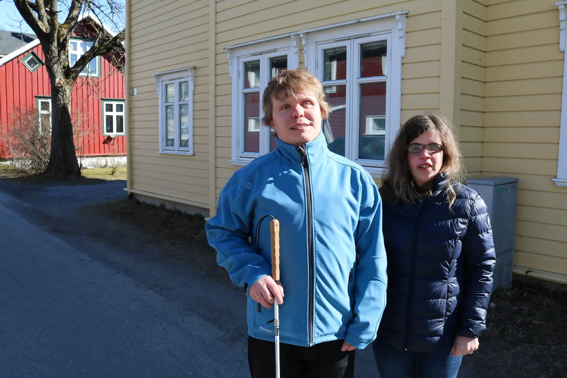 To personer som står sammen ute i en gate