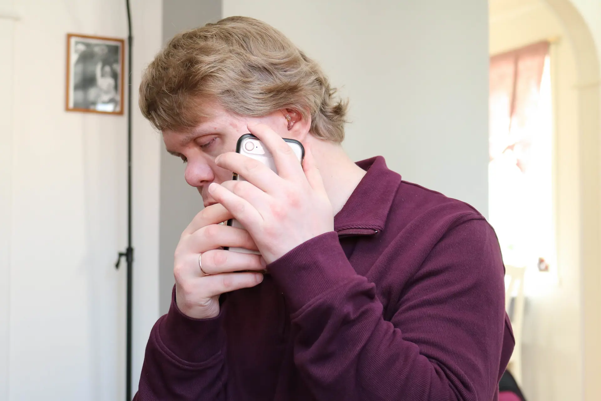 En person som holder en smarttelefon mot øret