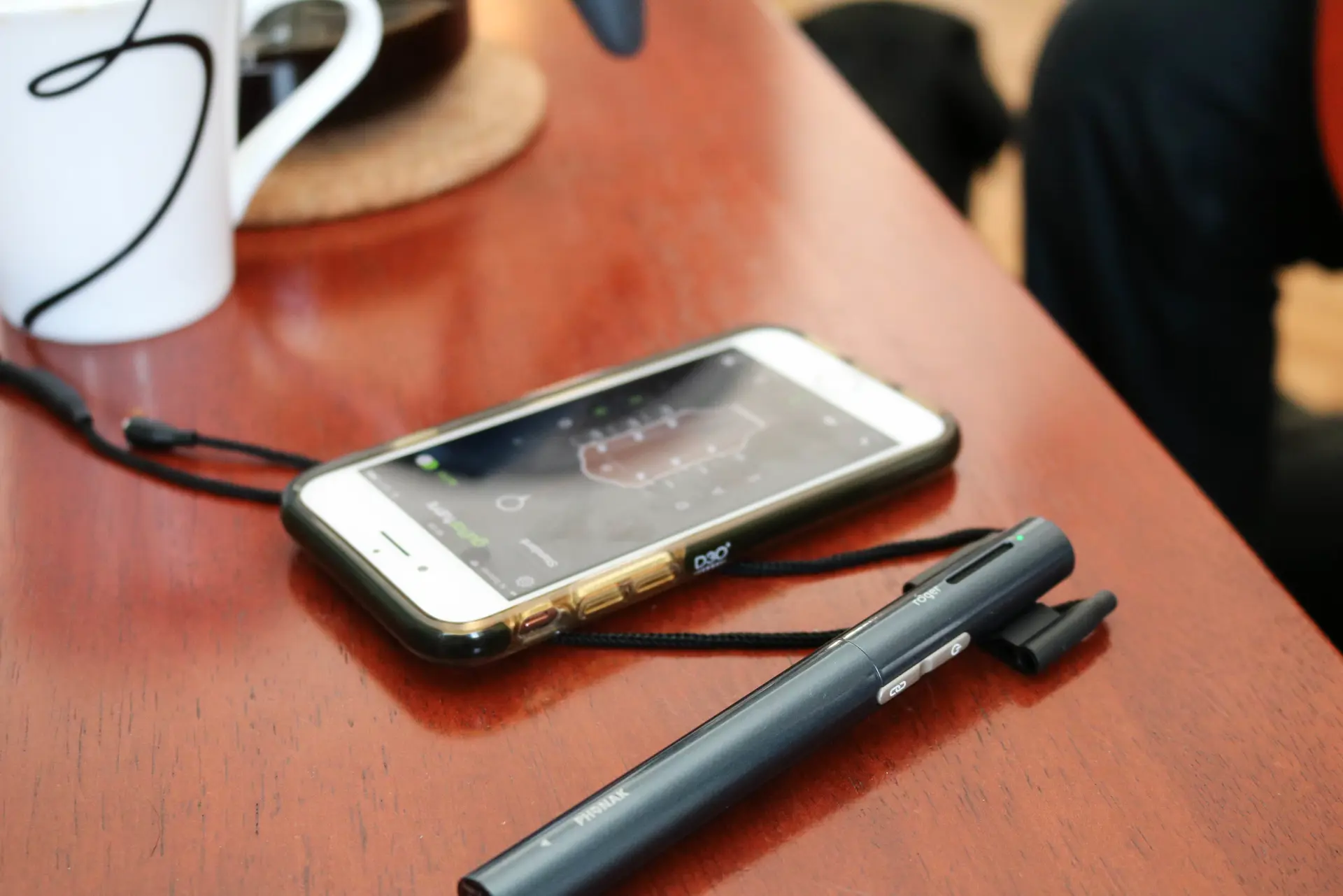 En smartelefon som er koplet til noe